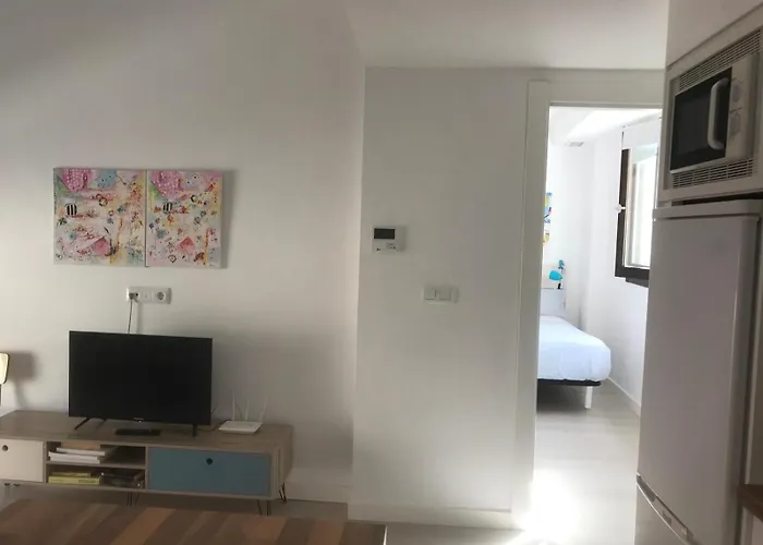 Center 2 Bedrooms *